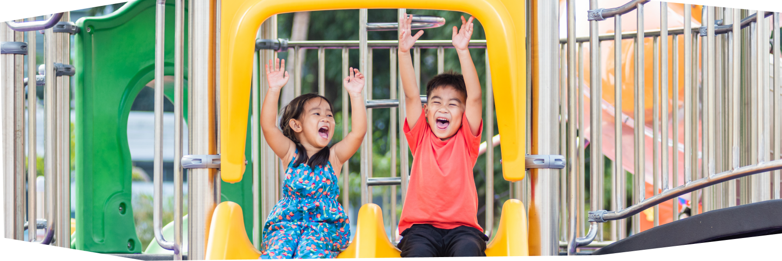 滑り台で遊ぶ子供達