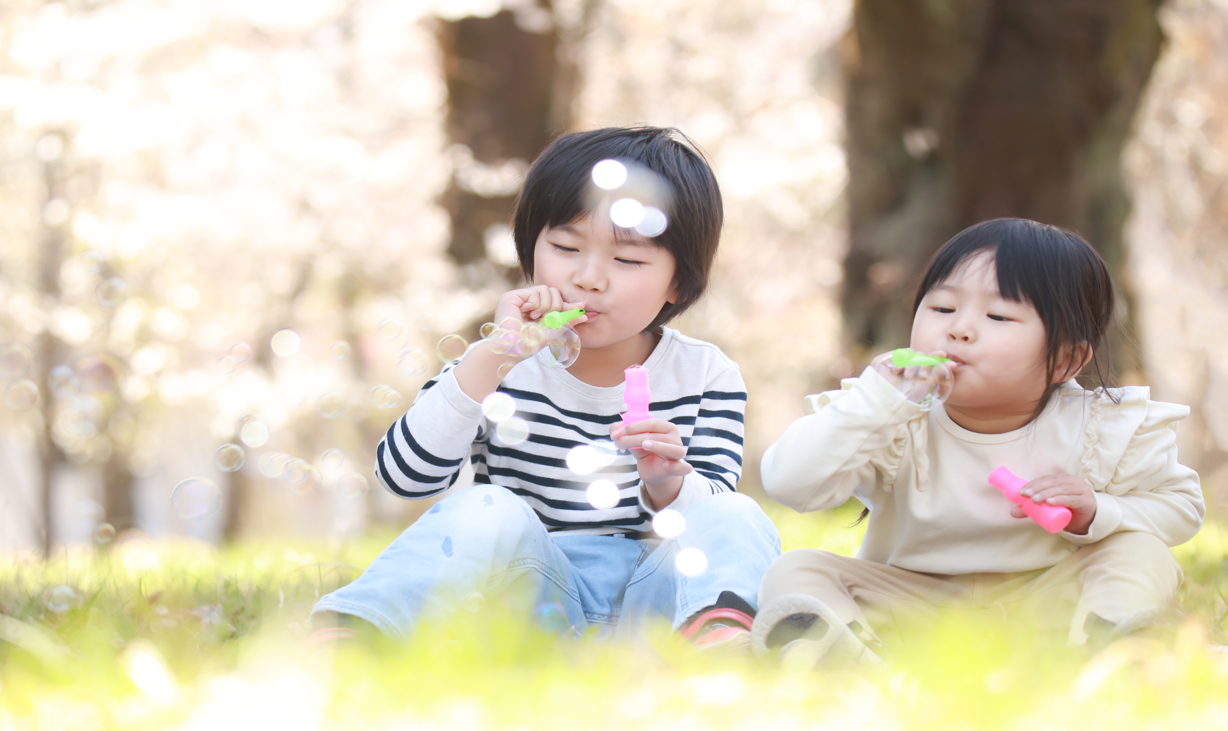 シャボン玉をしている子供達