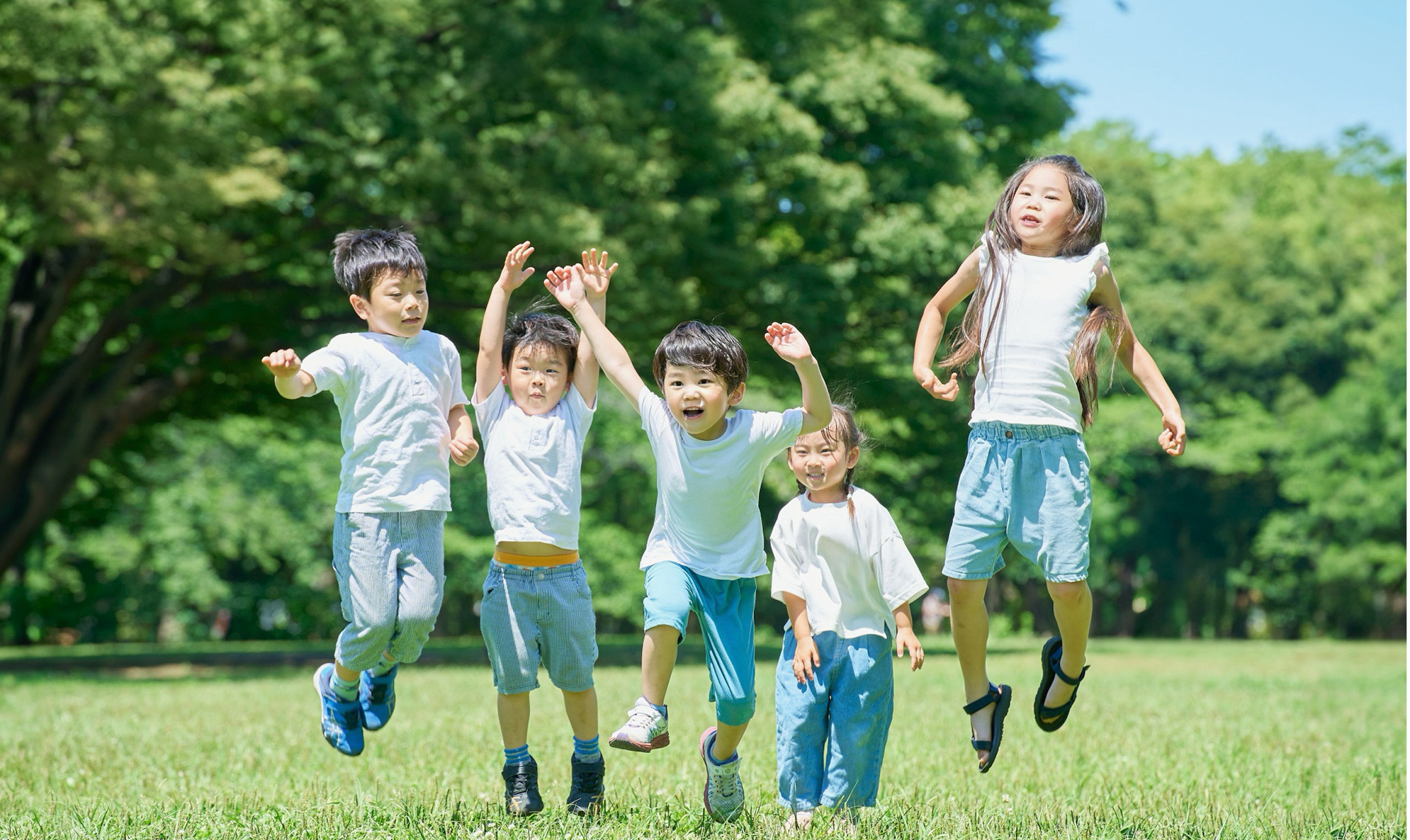 ジャンプしている子供たち